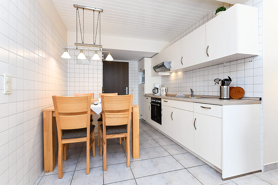 Ferienwohnung „Langeoog“ - Wohnzimmer mit integriertem Küchenbereich