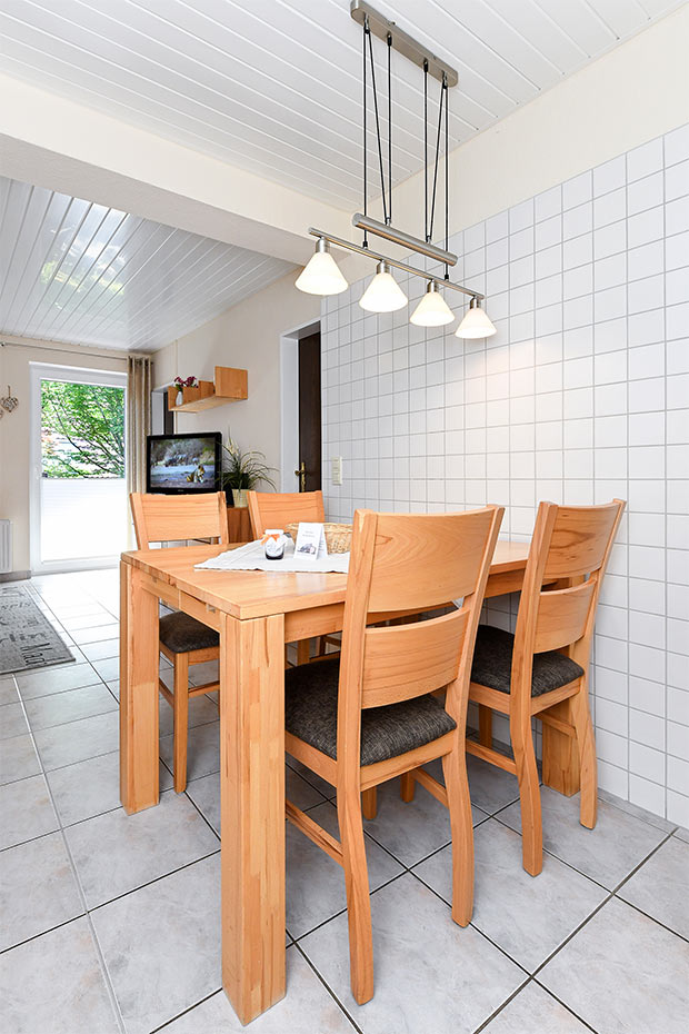 Ferienwohnung „Langeoog“ - Wohnzimmer mit integriertem Küchenbereich