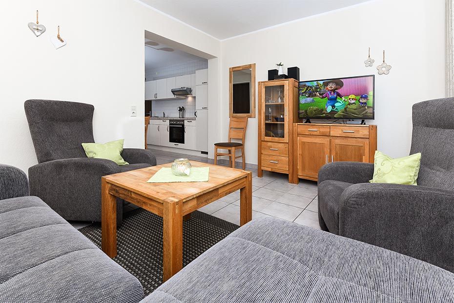Ferienwohnung „Norderney“ - Wohnraum mit separatem Küchenteil bei offener Raumgestaltung