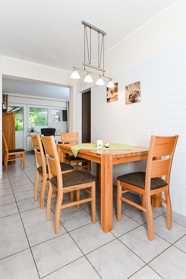 Ferienwohnung „Norderney“ - Wohnraum mit separatem Küchenteil bei offener Raumgestaltung