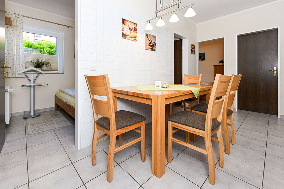 Ferienwohnung „Norderney“ - Wohnraum mit separatem Küchenteil bei offener Raumgestaltung