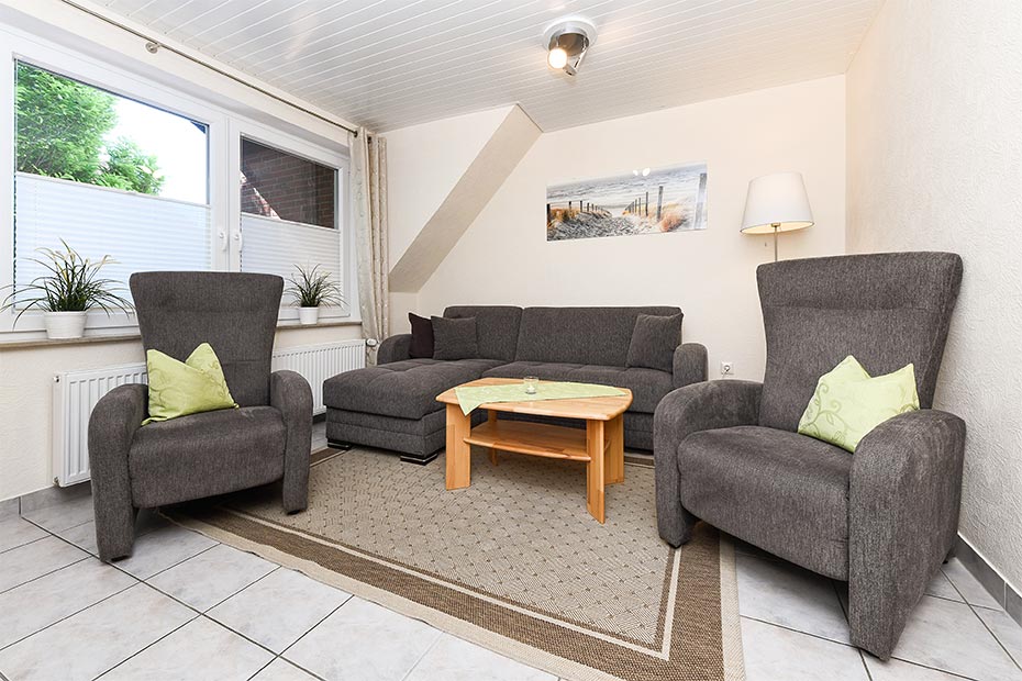 Ferienwohnung „Spiekeroog“ - Wohnraum mit separatem Küchenteil bei offener Raumgestaltung