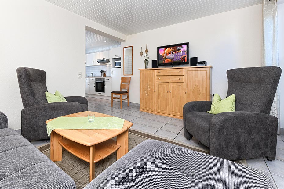 Ferienwohnung „Spiekeroog“ - Wohnraum mit separatem Küchenteil bei offener Raumgestaltung