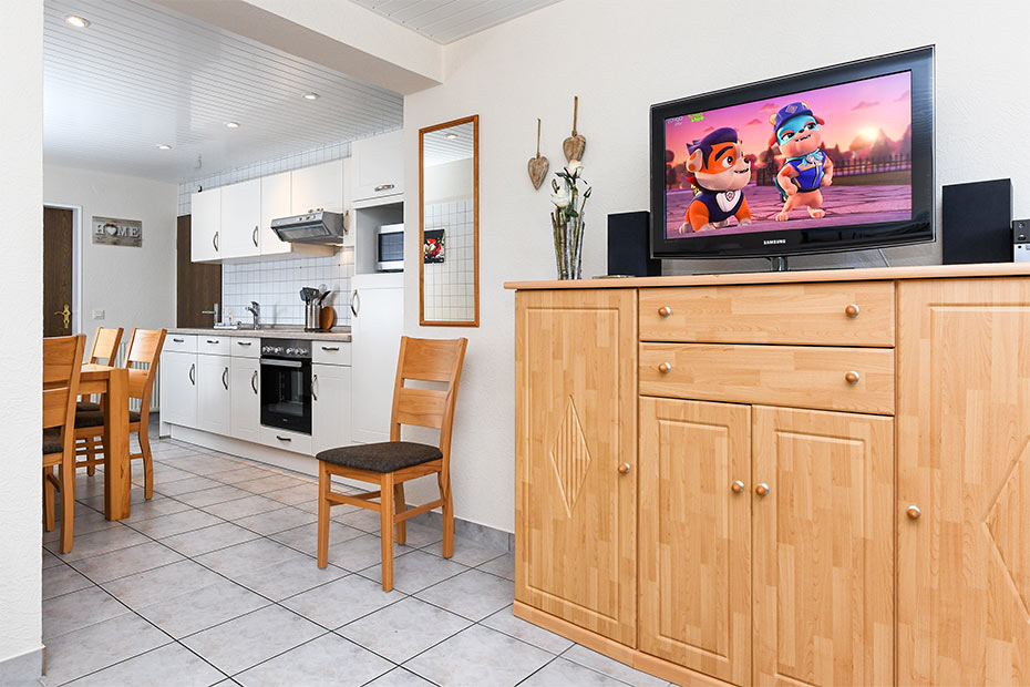 Ferienwohnung „Spiekeroog“ - Wohnraum mit separatem Küchenteil bei offener Raumgestaltung