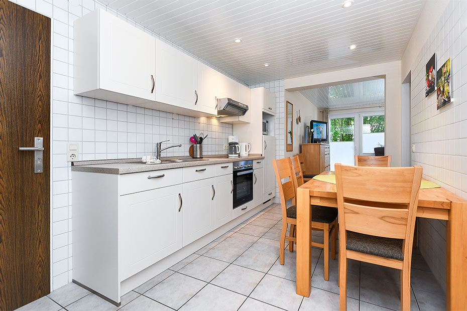 Ferienwohnung „Spiekeroog“ - Wohnraum mit separatem Küchenteil bei offener Raumgestaltung