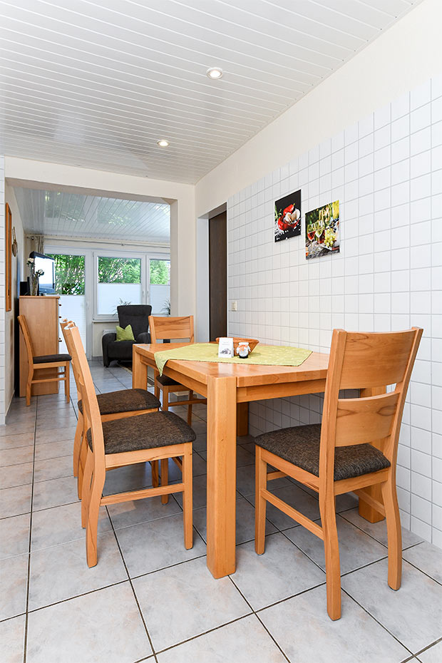 Ferienwohnung „Spiekeroog“ - Wohnraum mit separatem Küchenteil bei offener Raumgestaltung