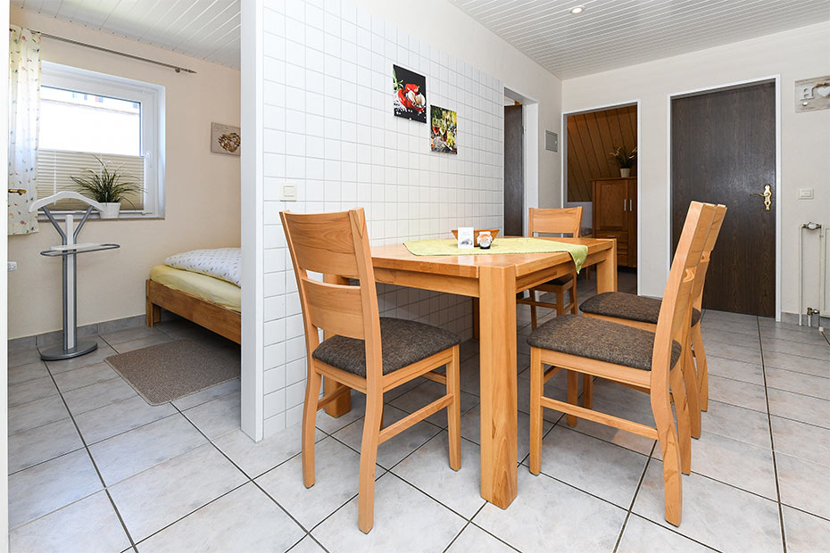 Ferienwohnung „Spiekeroog“ - Wohnraum mit separatem Küchenteil bei offener Raumgestaltung