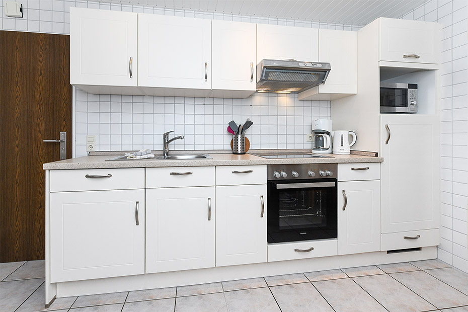 Ferienwohnung „Spiekeroog“ - Wohnraum mit separatem Küchenteil bei offener Raumgestaltung