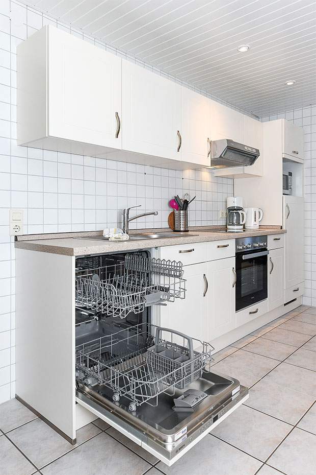 Ferienwohnung „Spiekeroog“ - Wohnraum mit separatem Küchenteil bei offener Raumgestaltung