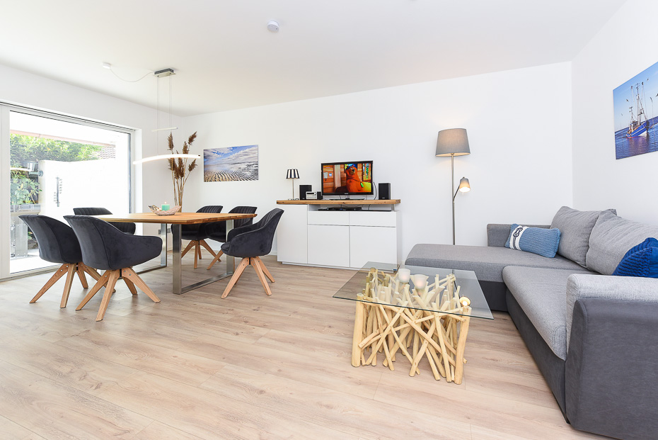 Ferienhaus „Fries am Yachthafen“ - Wohnzimmer mit Essbereich