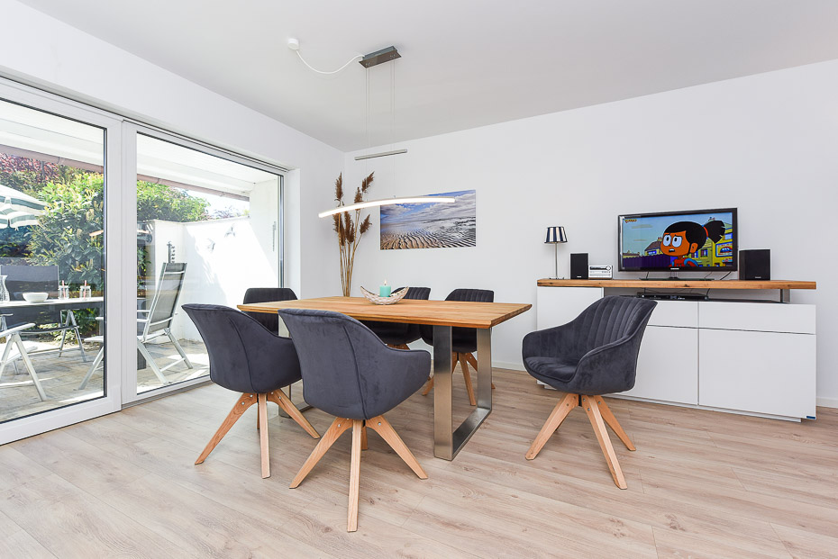 Ferienhaus „Fries am Yachthafen“ - Wohnzimmer mit Essbereich