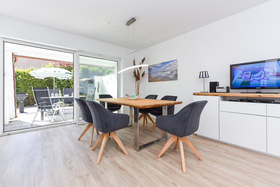 Ferienhaus „Fries am Yachthafen“ - Wohnzimmer mit Essbereich