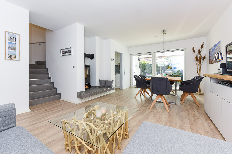 Ferienhaus „Fries am Yachthafen“ - Wohnzimmer mit Essbereich