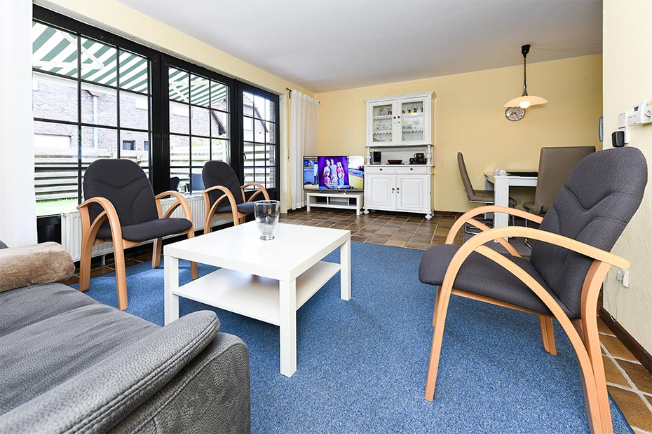 Ferienhaus „Lüder“ - Wohnzimmer mit integriertem Küchenbereich