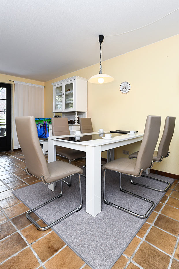 Ferienhaus „Lüder“ - Wohnzimmer mit integriertem Küchenbereich