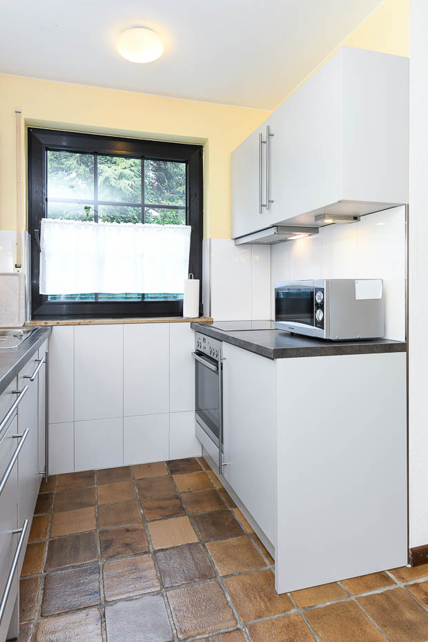 Ferienhaus „Lüder“ - Wohnzimmer mit integriertem Küchenbereich