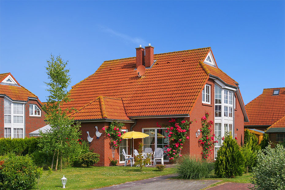 Ferienhaus „Dat Krebs Huus“ - Außenansicht, im Vordergrund ist der Parkplatz zu sehen: