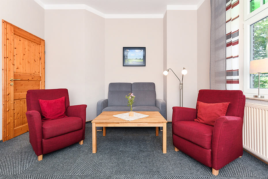 Ferienwohnung „Ost“ - Wohnzimmer mit integriertem Küchenbereich