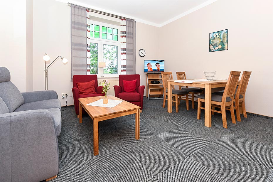 Ferienwohnung „Ost“ - Wohnzimmer mit integriertem Küchenbereich