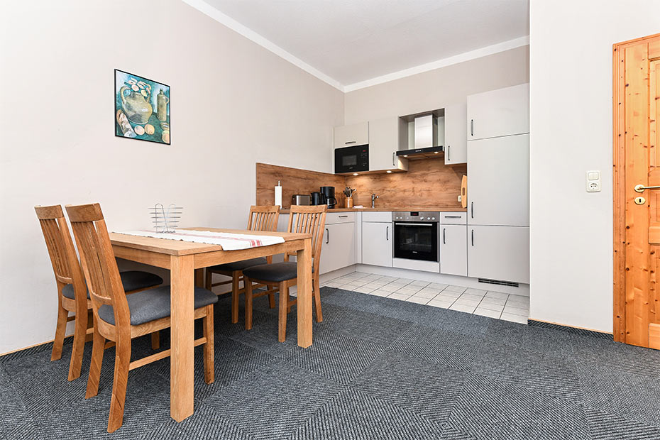 Ferienwohnung „Ost“ - Wohnzimmer mit integriertem Küchenbereich