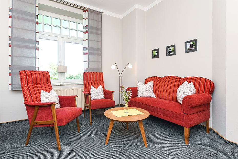 Ferienwohnung „West“ - Wohnzimmer mit integriertem Küchenbereich