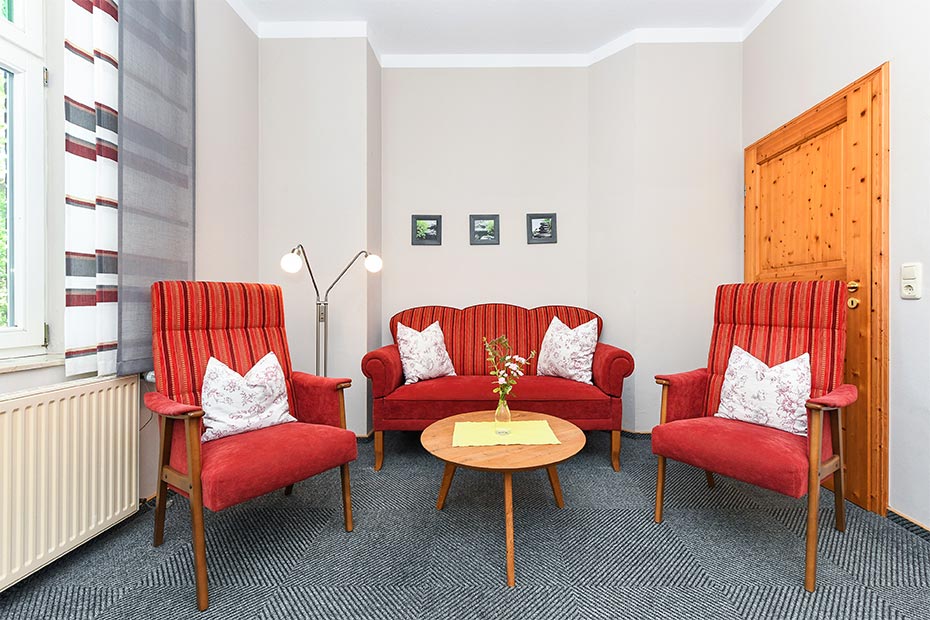 Ferienwohnung „West“ - Wohnzimmer mit integriertem Küchenbereich