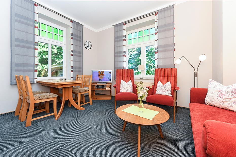 Ferienwohnung „West“ - Wohnzimmer mit integriertem Küchenbereich