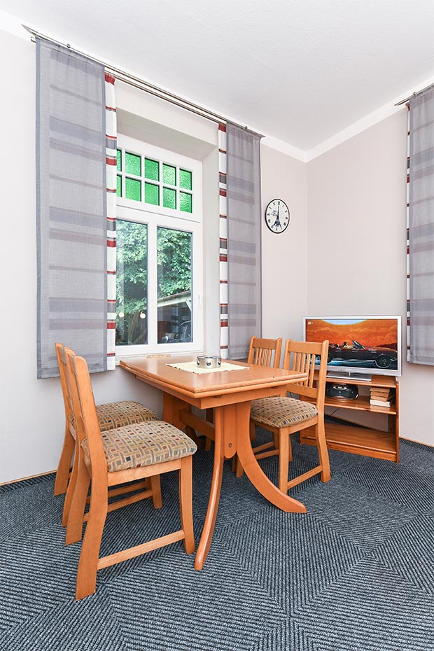 Ferienwohnung „West“ - Wohnzimmer mit integriertem Küchenbereich