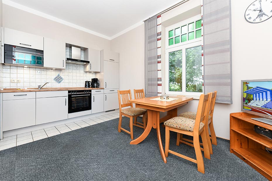 Ferienwohnung „West“ - Wohnzimmer mit integriertem Küchenbereich