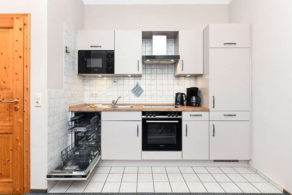 Ferienwohnung „West“ - Wohnzimmer mit integriertem Küchenbereich