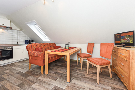 Ferienwohnung „Oben“ - Wohnzimmer mit integriertem Küchenbereich