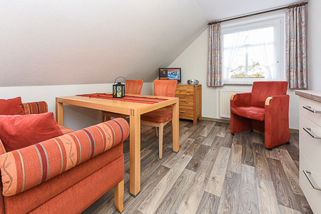 Ferienwohnung „Oben“ - Wohnzimmer mit integriertem Küchenbereich