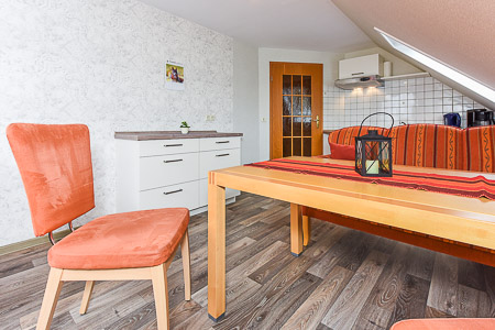 Ferienwohnung „Oben“ - Wohnzimmer mit integriertem Küchenbereich