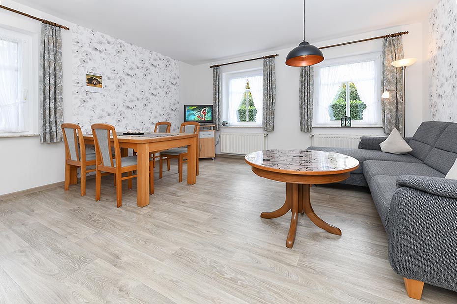 Ferienwohnung „Unten“ - Wohnzimmer mit integriertem Küchenbereich