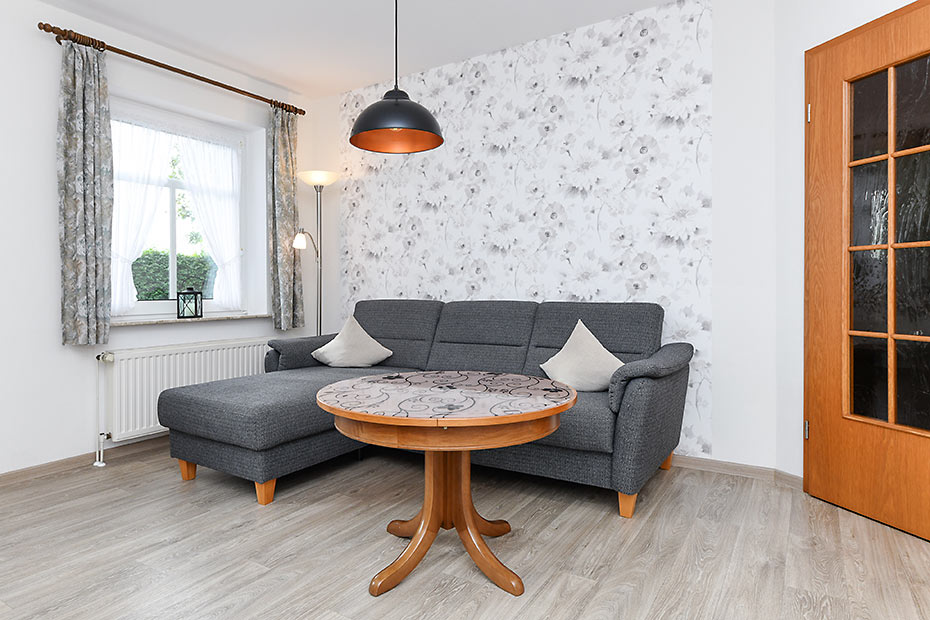 Ferienwohnung „Unten“ - Wohnzimmer mit integriertem Küchenbereich