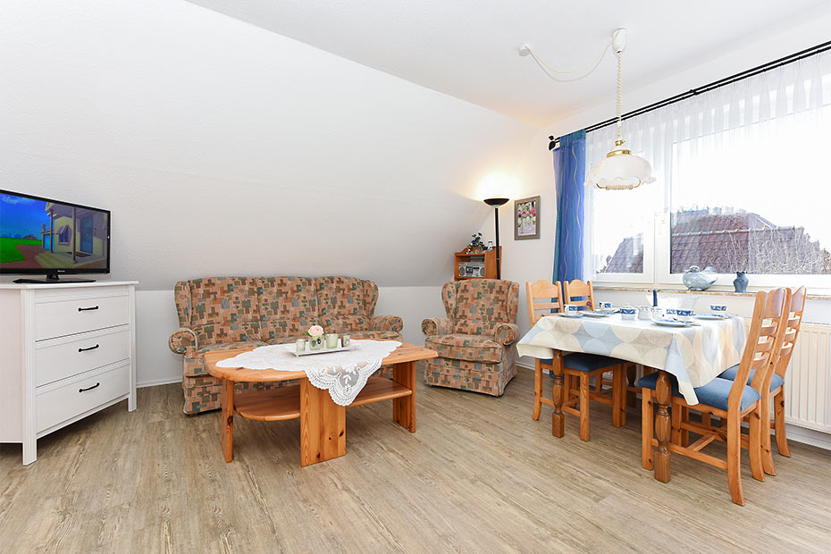 Ferienwohnung 1 - Wohnzimmer mit integriertem Küchenbereich