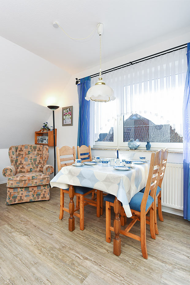 Ferienwohnung 1 - Wohnzimmer mit integriertem Küchenbereich