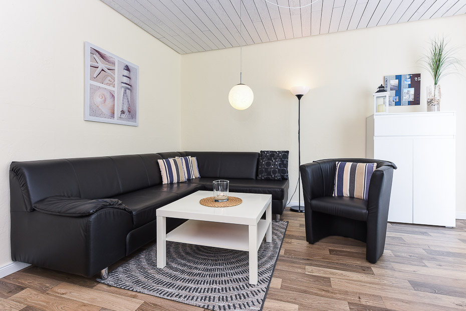 Ferienhaus „Nordseemuschel“ - Wohnzimmer mit integriertem Küchenbereich