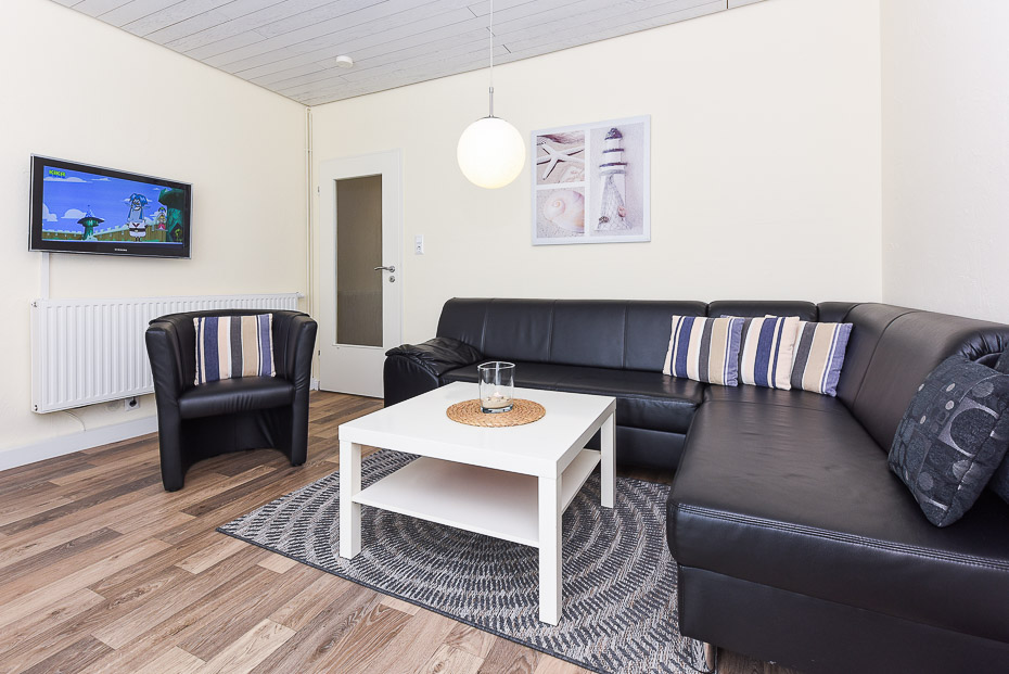 Ferienhaus „Nordseemuschel“ - Wohnzimmer mit integriertem Küchenbereich