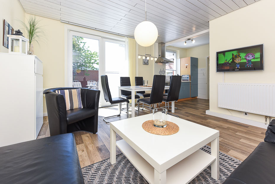 Ferienhaus „Nordseemuschel“ - Wohnzimmer mit integriertem Küchenbereich