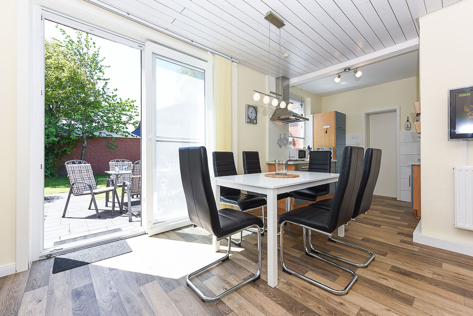 Ferienhaus „Nordseemuschel“ - Wohnzimmer mit integriertem Küchenbereich