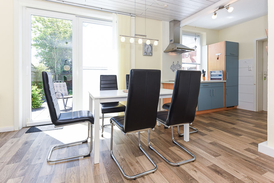 Ferienhaus „Nordseemuschel“ - Wohnzimmer mit integriertem Küchenbereich