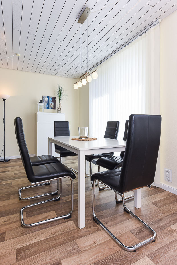 Ferienhaus „Nordseemuschel“ - Wohnzimmer mit integriertem Küchenbereich