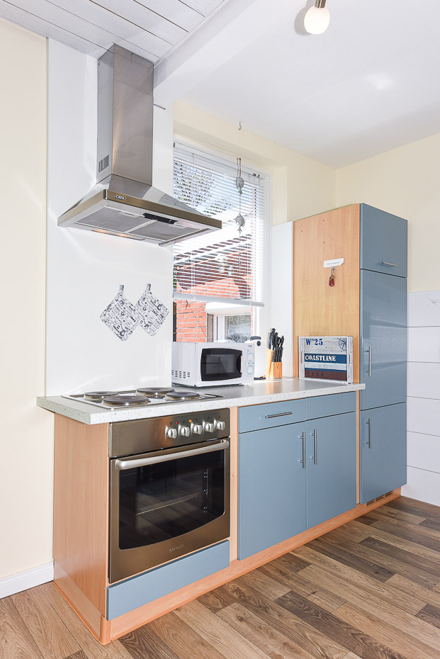 Ferienhaus „Nordseemuschel“ - Wohnzimmer mit integriertem Küchenbereich