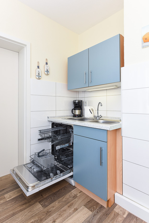 Ferienhaus „Nordseemuschel“ - Wohnzimmer mit integriertem Küchenbereich