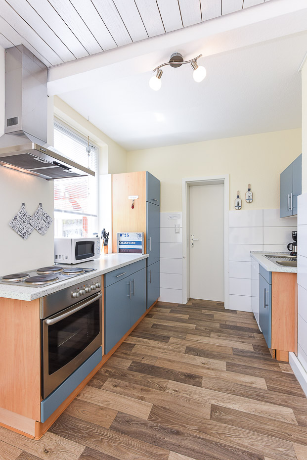 Ferienhaus „Nordseemuschel“ - Wohnzimmer mit integriertem Küchenbereich