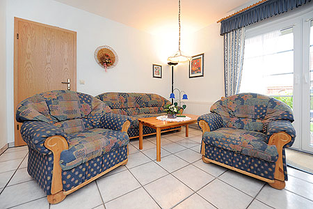 Ferienwohnung 1 - Wohnzimmer mit integriertem Küchenbereich