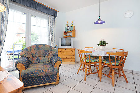 Ferienwohnung 1 - Wohnzimmer mit integriertem Küchenbereich