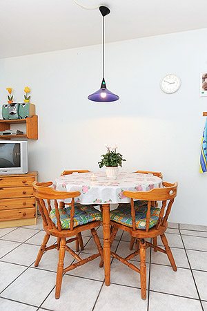 Ferienwohnung 1 - Wohnzimmer mit integriertem Küchenbereich