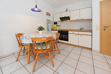 Ferienwohnung 1 - Wohnzimmer mit integriertem Küchenbereich